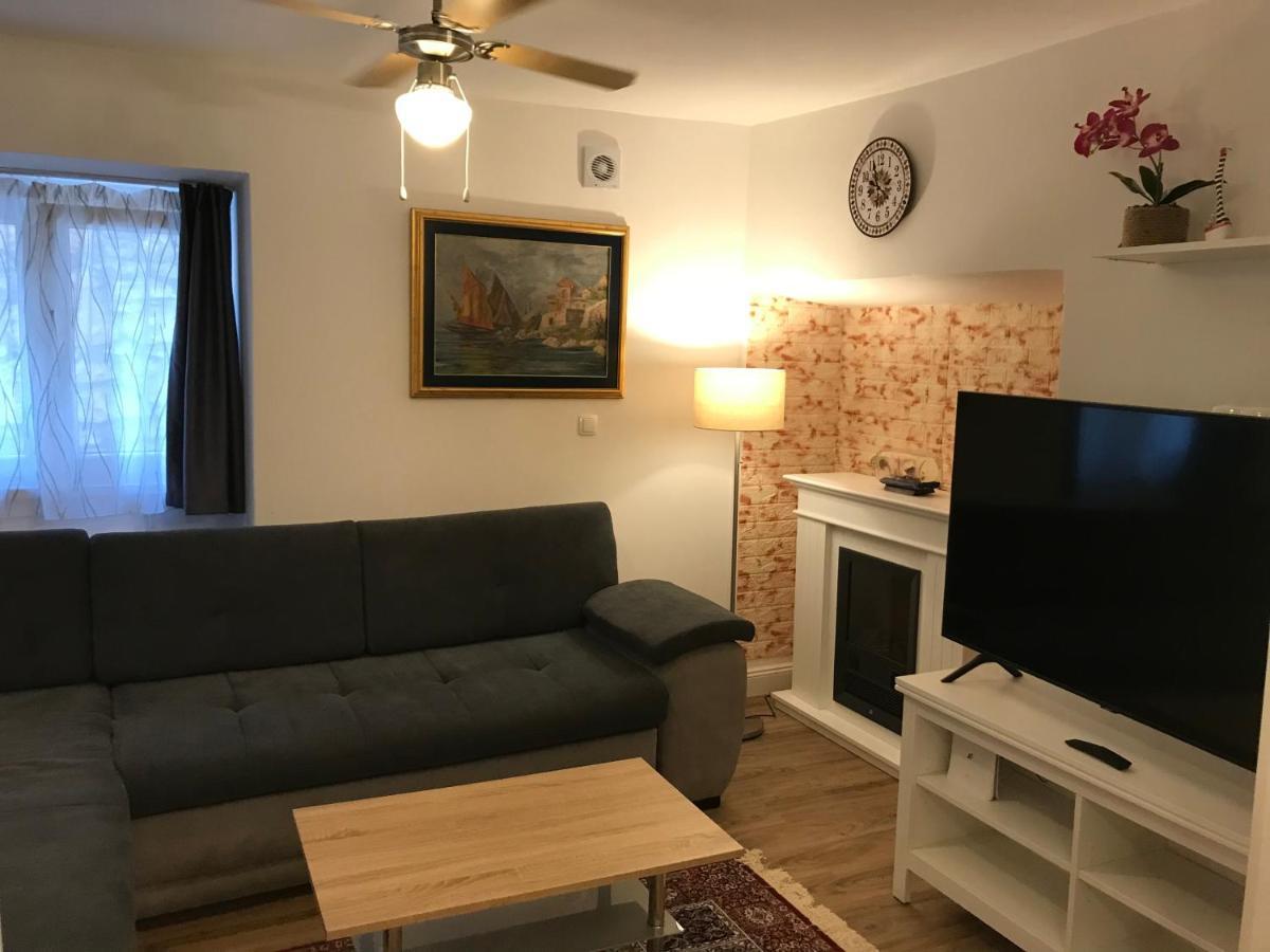 Holiday Place Veli Dvor - Vacation House With Private Garden In Old Town Punat Esterno foto