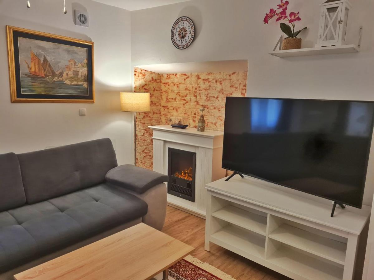 Holiday Place Veli Dvor - Vacation House With Private Garden In Old Town Punat Esterno foto
