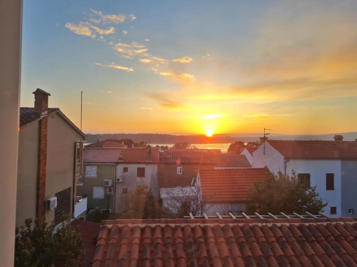 Holiday Place Veli Dvor - Vacation House With Private Garden In Old Town Punat Esterno foto