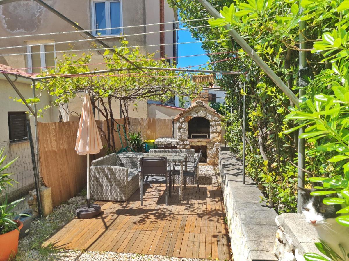 Holiday Place Veli Dvor - Vacation House With Private Garden In Old Town Punat Esterno foto