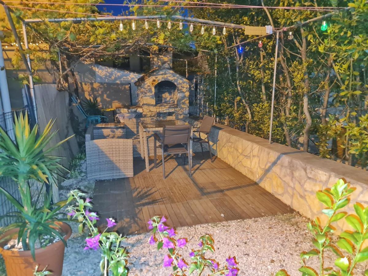 Holiday Place Veli Dvor - Vacation House With Private Garden In Old Town Punat Esterno foto
