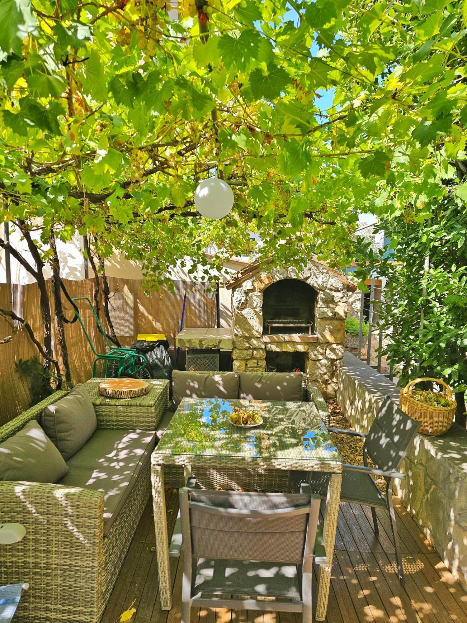 Holiday Place Veli Dvor - Vacation House With Private Garden In Old Town Punat Esterno foto